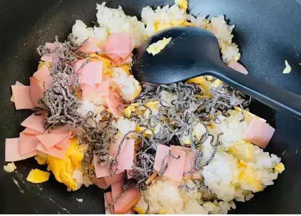 いつものチャーハンに飽きたらこれ！塩こんぶチャーハン試してみた