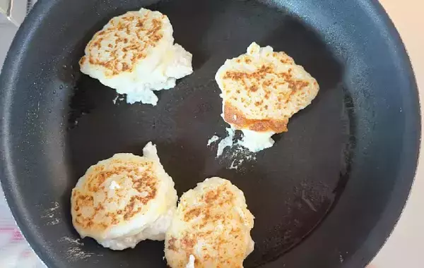 潰した豆腐に「大さじ2杯」混ぜてみて！　子供が喜ぶ簡単おかずが「驚くほどもちもち」