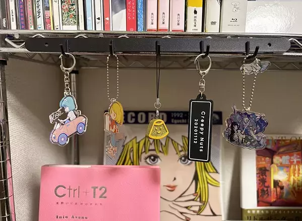ダイソーで買った『壁掛けフック』　穴を開けずに使うアイディアで「一気に収納増えた」