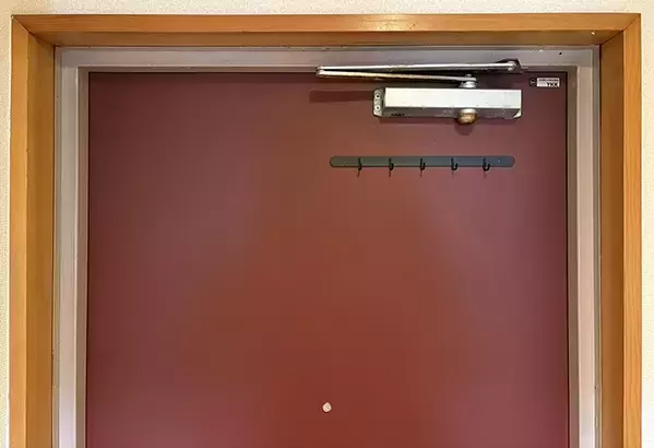 ダイソーで買った『壁掛けフック』　穴を開けずに使うアイディアで「一気に収納増えた」