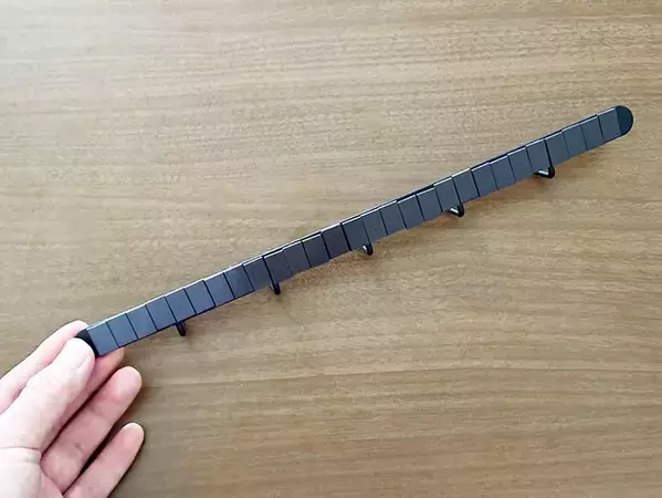 ダイソーで買った『壁掛けフック』　穴を開けずに使うアイディアで「一気に収納増えた」