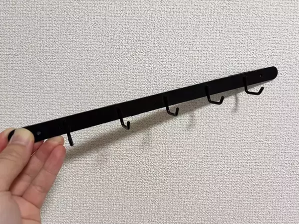ダイソーで買った『壁掛けフック』　穴を開けずに使うアイディアで「一気に収納増えた」