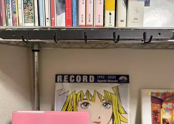 ダイソーで買った『壁掛けフック』　穴を開けずに使うアイディアで「一気に収納増えた」