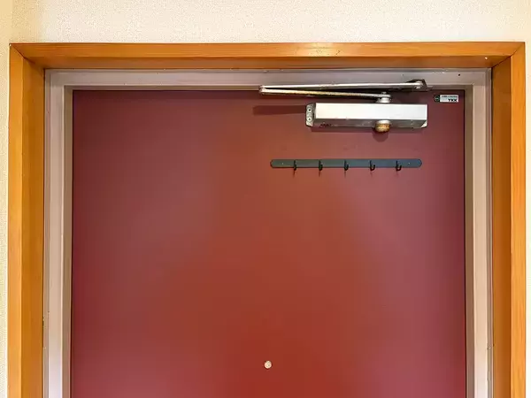 ダイソーで買った『壁掛けフック』　穴を開けずに使うアイディアで「一気に収納増えた」