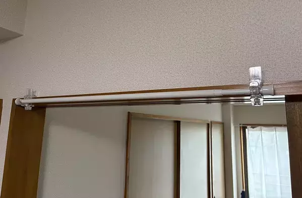 浴室前につっぱり棒を設置して…　『かもいフック』と組み合わせて収納作る裏ワザ
