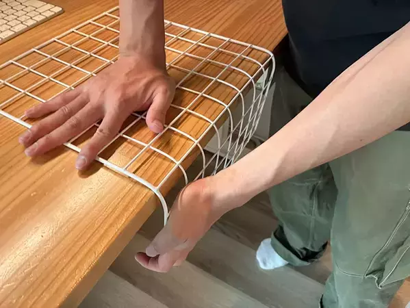 ティッシュ置き場が3分で作れる！　机のデッドスペースを生かす100均アイテム活用術