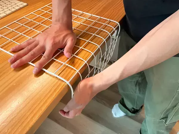 ティッシュ置き場が3分で作れる！　机のデッドスペースを生かす100均アイテム活用術