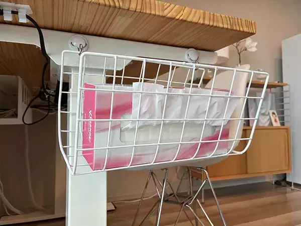ティッシュ置き場が3分で作れる！　机のデッドスペースを生かす100均アイテム活用術