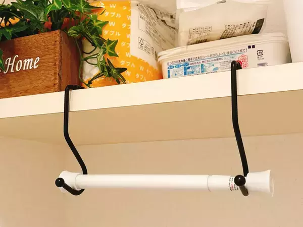 トイレの棚に『つっぱり棒』を1本吊るして！“即席タオル掛け”が「好きにできてイイ」