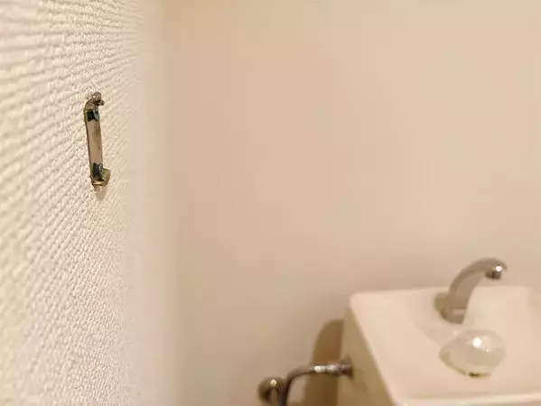 トイレの棚に『つっぱり棒』を1本吊るして！“即席タオル掛け”が「好きにできてイイ」