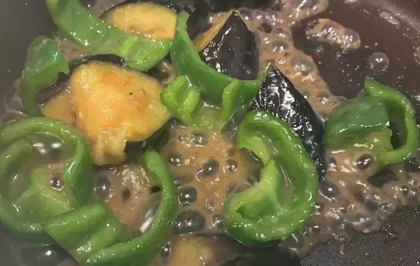 ナスに油を吸わせない『簡単なコツ』とは？「炒めものがおいしく仕上がる」