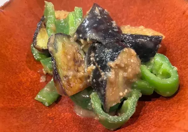 ナスに油を吸わせない『簡単なコツ』とは？「炒めものがおいしく仕上がる」