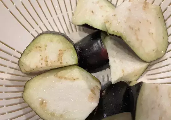 ナスに油を吸わせない『簡単なコツ』とは？「炒めものがおいしく仕上がる」
