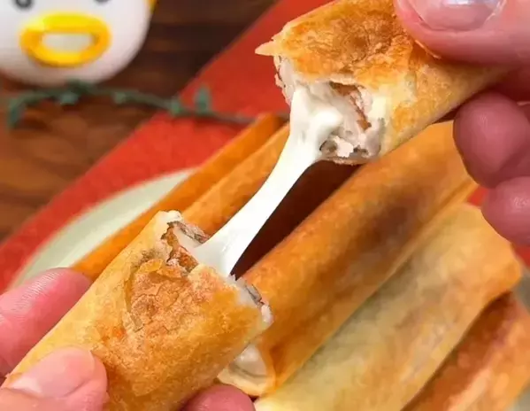 安いちくわにチーズを詰めて…揚げ焼きした一皿に「発想すごい」「箸が止まらん」