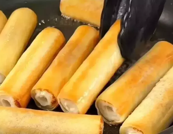 安いちくわにチーズを詰めて…揚げ焼きした一皿に「発想すごい」「箸が止まらん」