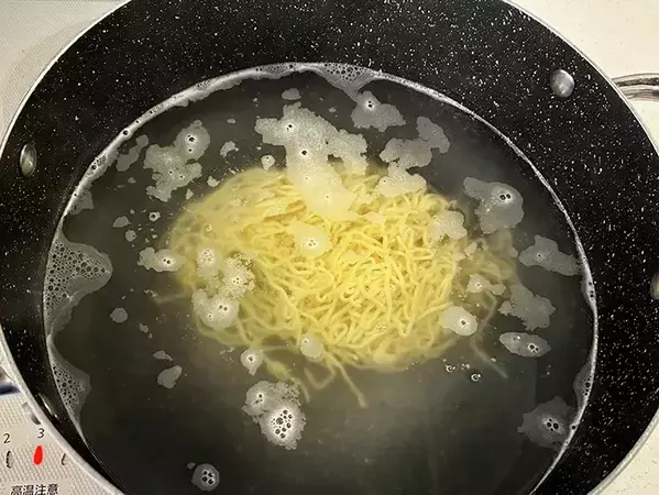 冷やし中華、もう水っぽくならない！　ザルを振るより2倍水が切れる『10秒押し』テク