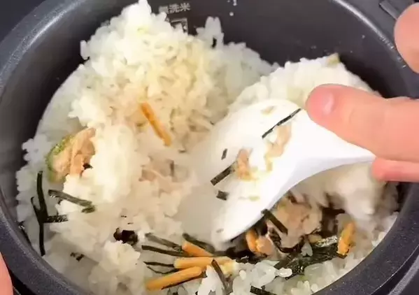 ツナ缶とお茶漬けの素で『混ぜご飯』　意外な組み合わせに「子供が喜ぶ！」