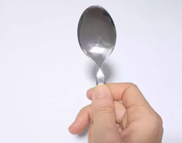 ペットボトルの詰め替え、スプーンの柄が大活躍！　飛び散りを防ぐ便利な裏技【困りごと解消術4選】