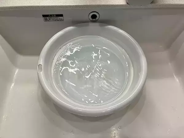 ウタマロクリーナーをぬるま湯に10回プッシュ！　玄関がピカピカになる簡単掃除術が、こちら