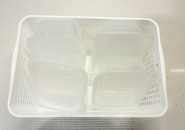 棚の保存容器、かさばってない？　収納アイディアに「スッキリした」「プチストレス解消」