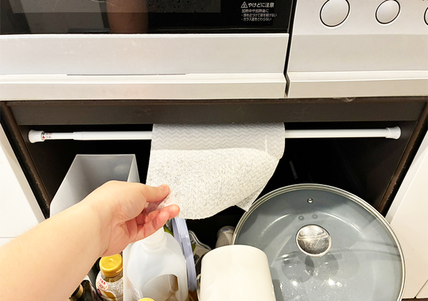 「つっぱり棒で十分じゃん！」　キッチンペーパーが使いやすくなる収納術に「時短になった」