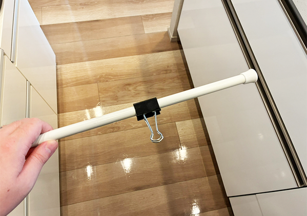 「つっぱり棒で十分じゃん！」　キッチンペーパーが使いやすくなる収納術に「時短になった」