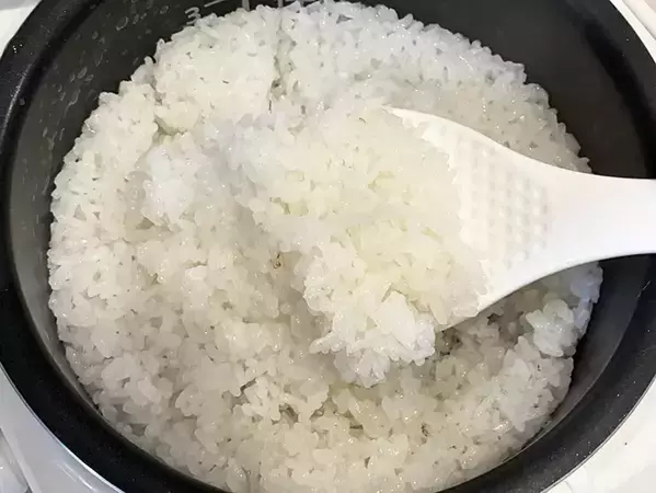 ごま油1杯を入れて炊いたら？　簡単な工夫で、ご飯の仕上がりが劇的に変わる！
