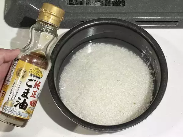 ごま油1杯を入れて炊いたら？　簡単な工夫で、ご飯の仕上がりが劇的に変わる！