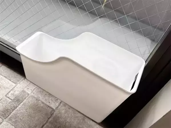 ベランダのスリッパ、どこに置く？　邪魔しない“貼るだけ収納”に「取り入れて正解！」