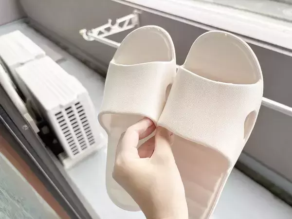 ベランダのスリッパ、どこに置く？　邪魔しない“貼るだけ収納”に「取り入れて正解！」