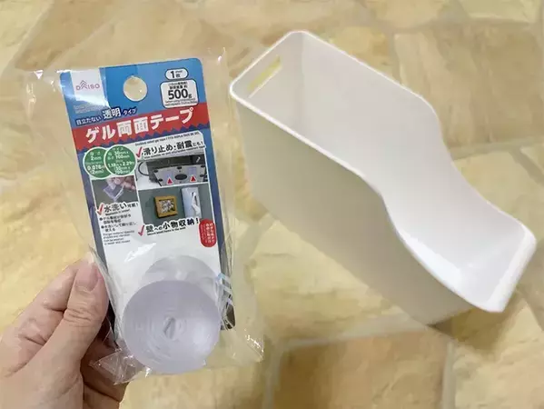 ベランダのスリッパ、どこに置く？　邪魔しない“貼るだけ収納”に「取り入れて正解！」