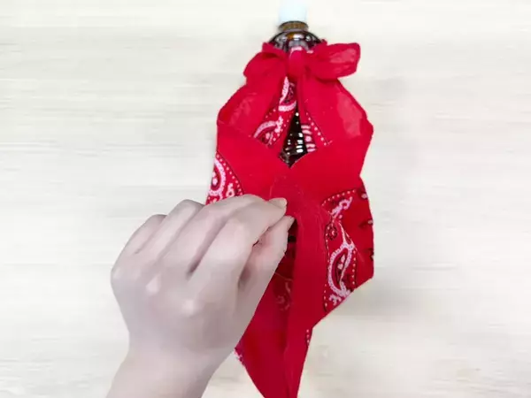 【ハンカチ1枚で完成】500mlペットボトル、手で持ち歩くのはもうやめた！