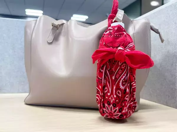 【ハンカチ1枚で完成】500mlペットボトル、手で持ち歩くのはもうやめた！