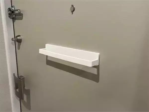 傘もスリッパも定位置ができた　セリアのタオルバーを玄関ドアに貼りつけてみたら「これは便利」