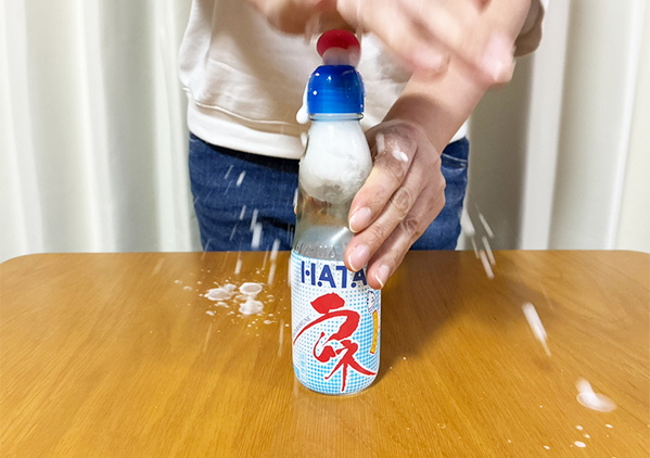 その開け方はやめて！　『瓶ラムネ』を吹きこぼさず開けるコツに「一滴もこぼれなかった」