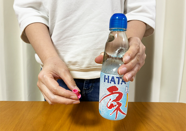 その開け方はやめて！　『瓶ラムネ』を吹きこぼさず開けるコツに「一滴もこぼれなかった」