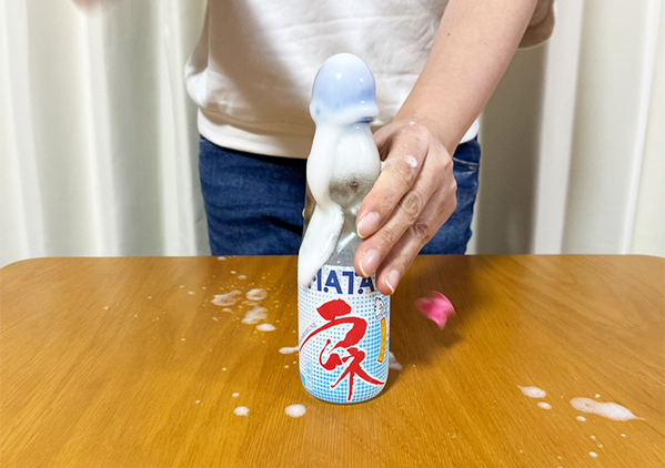その開け方はやめて！　『瓶ラムネ』を吹きこぼさず開けるコツに「一滴もこぼれなかった」