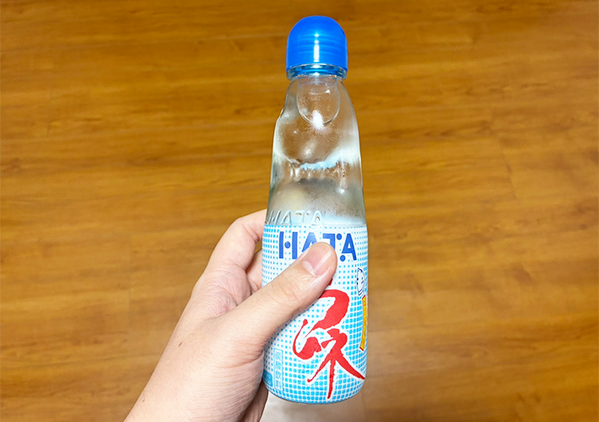 その開け方はやめて！　『瓶ラムネ』を吹きこぼさず開けるコツに「一滴もこぼれなかった」