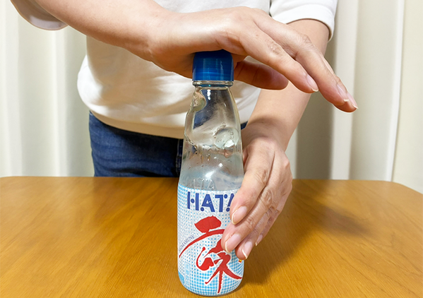 その開け方はやめて！　『瓶ラムネ』を吹きこぼさず開けるコツに「一滴もこぼれなかった」
