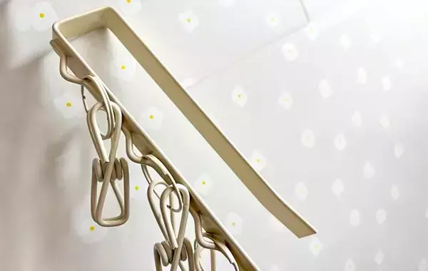 使った食器用ふきん、どこに置いてる？　『吊り戸棚用ピンチ』の便利な活用法に「嫌なニオイ減った」【3COINS】