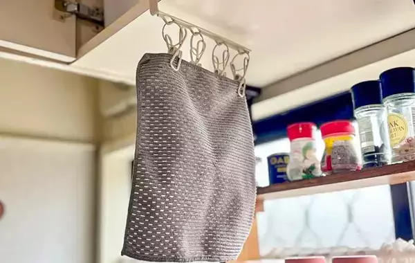 使った食器用ふきん、どこに置いてる？　『吊り戸棚用ピンチ』の便利な活用法に「嫌なニオイ減った」【3COINS】