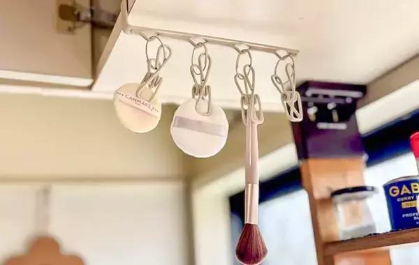 使った食器用ふきん、どこに置いてる？　『吊り戸棚用ピンチ』の便利な活用法に「嫌なニオイ減った」【3COINS】