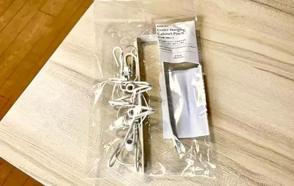 使った食器用ふきん、どこに置いてる？　『吊り戸棚用ピンチ』の便利な活用法に「嫌なニオイ減った」【3COINS】