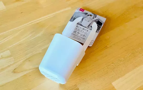 「そんなこともできるんだ！」　『ダイソー』の洗剤ボトルポケットをシンクの蛇口に使わず…？