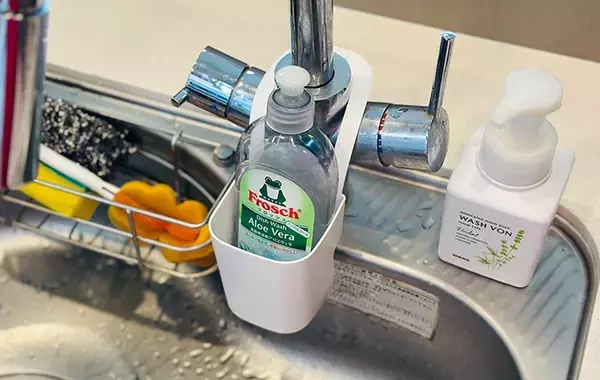 「そんなこともできるんだ！」　『ダイソー』の洗剤ボトルポケットをシンクの蛇口に使わず…？