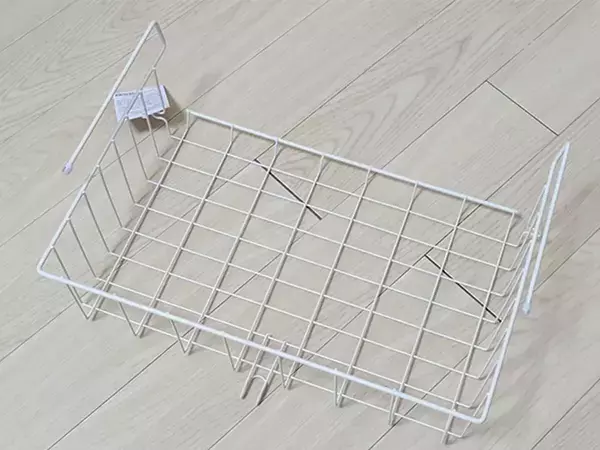 330円の『吊るせるワイヤーラック』　スリコが教える使い方に「トイレの収納増えた」【活用法4選】