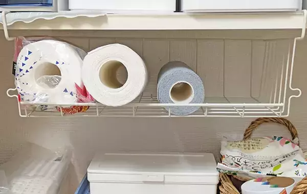 330円の『吊るせるワイヤーラック』　スリコが教える使い方に「トイレの収納増えた」【活用法4選】