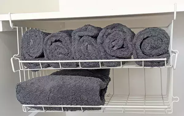 330円の『吊るせるワイヤーラック』　スリコが教える使い方に「トイレの収納増えた」【活用法4選】