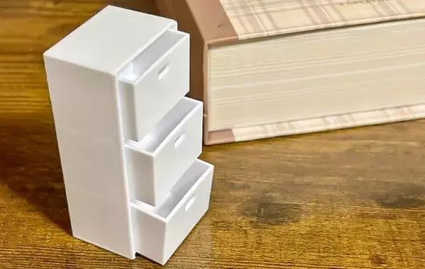 飾るだけじゃない！　100均の『ミニチュア3段カラーボックス』の意外な活用法【山田化学】