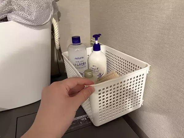バスケットに配線カバーを貼るだけ！　キッチンの収納スペースを増やすアイディアに「これは嬉しい」